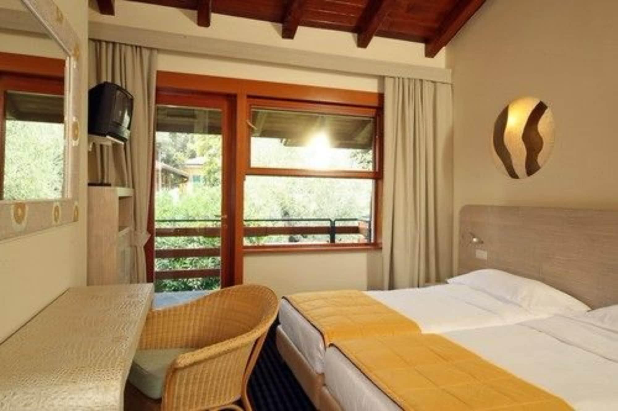 Hotel Sailing Center Мальчезине Экстерьер фото