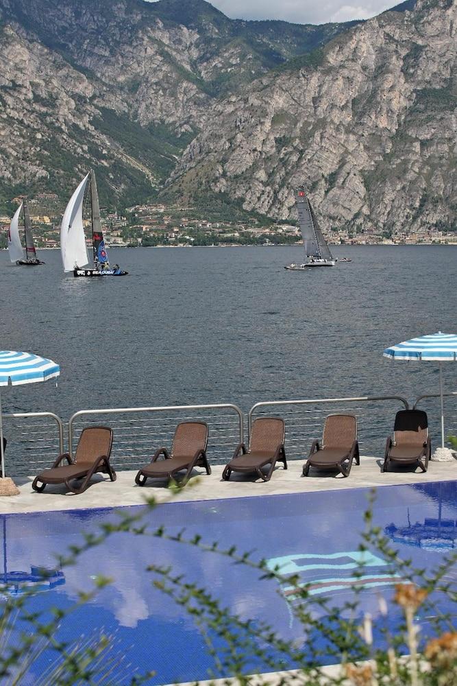 Hotel Sailing Center Мальчезине Экстерьер фото