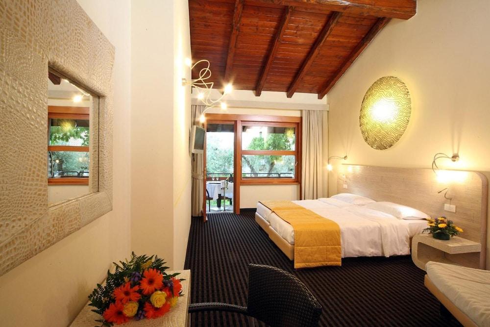 Hotel Sailing Center Мальчезине Экстерьер фото