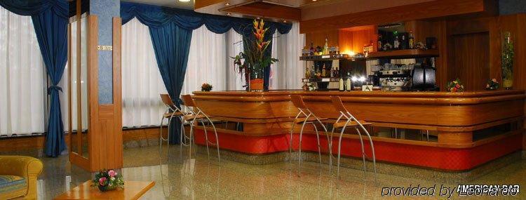 Hotel Sailing Center Мальчезине Ресторан фото